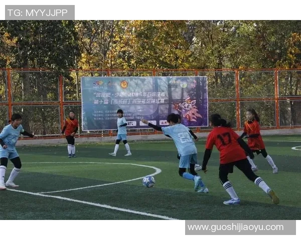 我班的足球明星在初中赛场上展现风采与拼搏精神的精彩瞬间